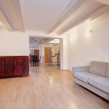Old Town Apartment דירה